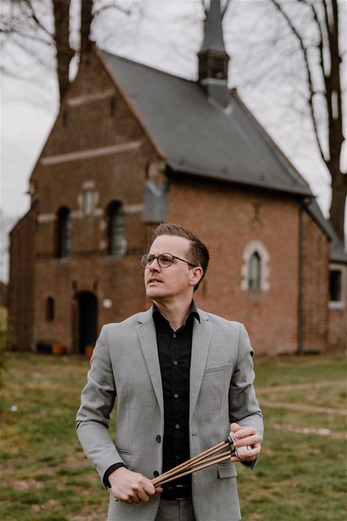 Door het succes van zijn eerste Deusterconcert, organiseren we een tweede concert van Nico Camps in de Deusterkapel. Perenaar Nico Camps neemt je een klein uurtje mee in de muzikale sferen van de marimba. De toeschouwers mogen zich verwachten aan een gevarieerd programma. Van minimalistische muziek over klassiekere trage nummers naar Zuid-Amerikaanse muziek. Tickets zijn verkrijgbaar via https://apps.ticketmatic.com/widgets/bicc_t_poorthuis_peer/flow/events?event=570571384802&l=nl#!/addtickets