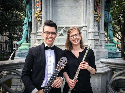 Ze zijn jong, getalenteerd en vonden elkaar in hun enthousiasme voor klassieke kamermuziek. Duo Komorebi bestaat uit gitarist Cedric Honings en fluitiste Lindsay Gijbels. Ze hebben elkaar leren kennen aan de Kunstacademie Noord-Limburg en studeren beiden aan het Koninklijk Conservatorium van Brussel. Het duo brengt muziekwerken van o.a. A. Piazzolla, M. Tedesco en R. Chadwick, die een prachtig werk voor hen heeft geschreven. Het duo geeft gesmaakte optredens in binnen- en buitenland.