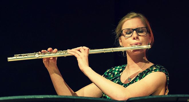 Lindsay Gijbels soleert met het Limburgs Orkest...