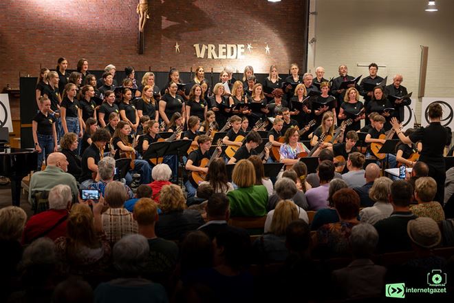 Gitaristen en zangers verenigd in Boseind